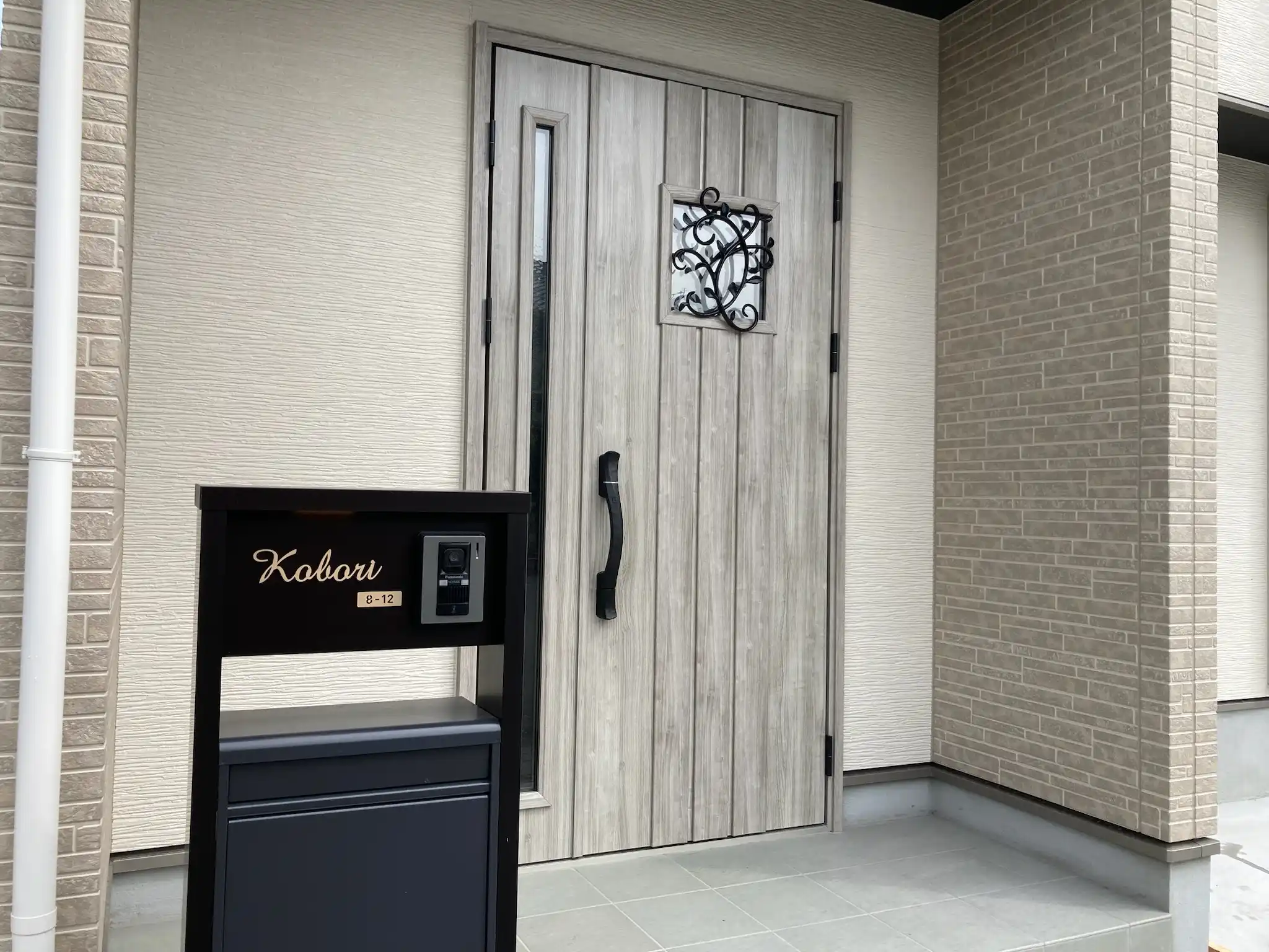 真鍮風のゴールド塗装 華奢でシンプルな手書き風切り文字表札【lcsr-22】