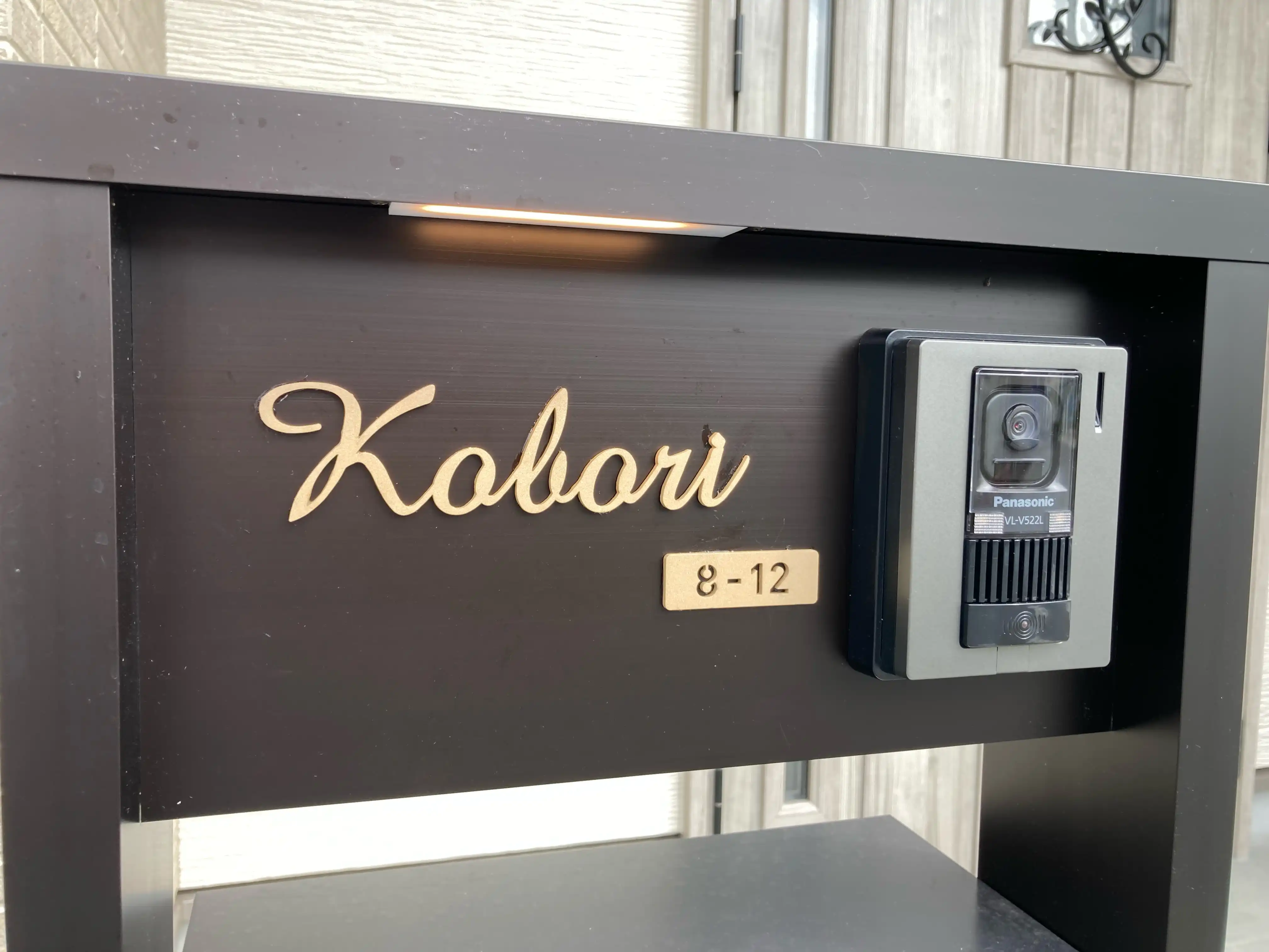 真鍮風のゴールド塗装 華奢でシンプルな手書き風切り文字表札【lcsr-22】