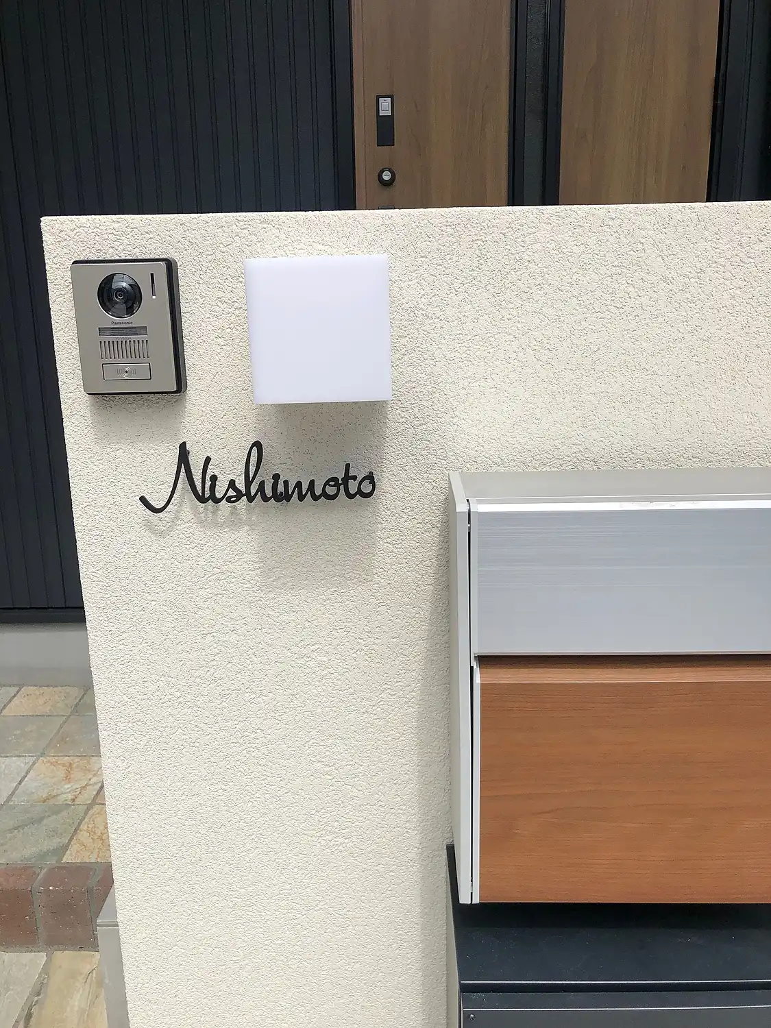 真鍮風のゴールド塗装 華奢でシンプルな手書き風切り文字表札【lcsr-22】