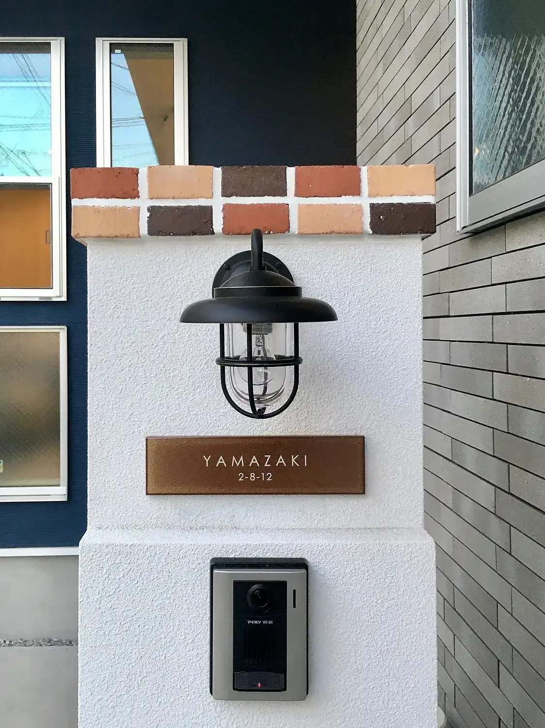 シックなカラーが大人な雰囲気をつくるおしゃれなタイル表札【hsm-12】