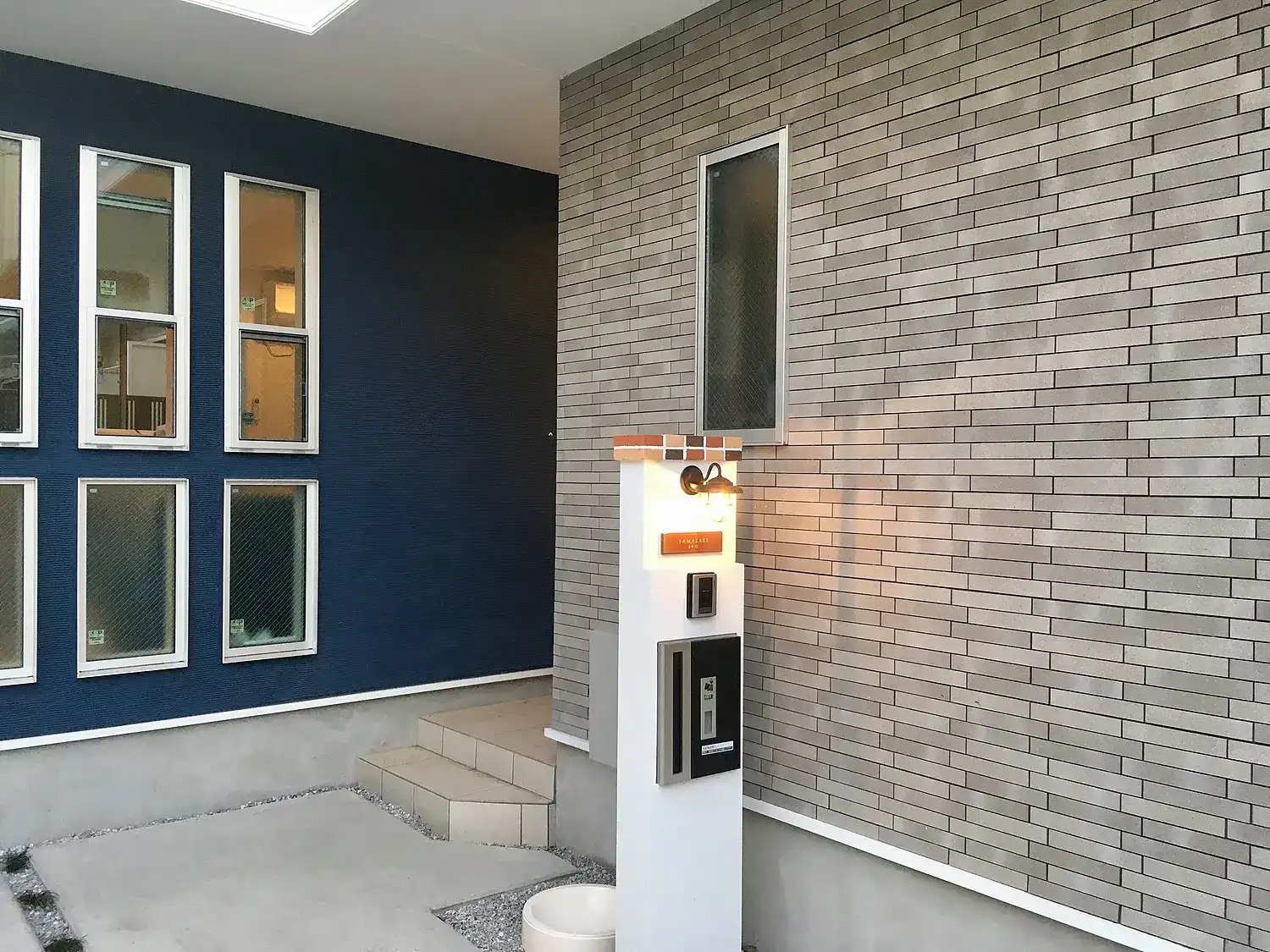 シックなカラーが大人な雰囲気をつくるおしゃれなタイル表札【hsm-12】