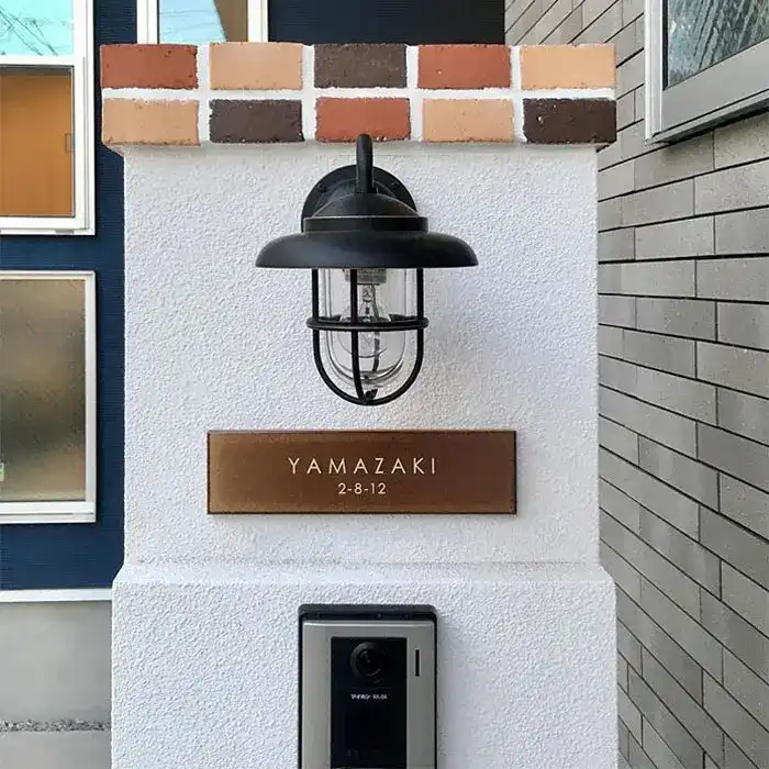 シックなカラーが大人な雰囲気をつくるおしゃれなタイル表札【hsm-12】