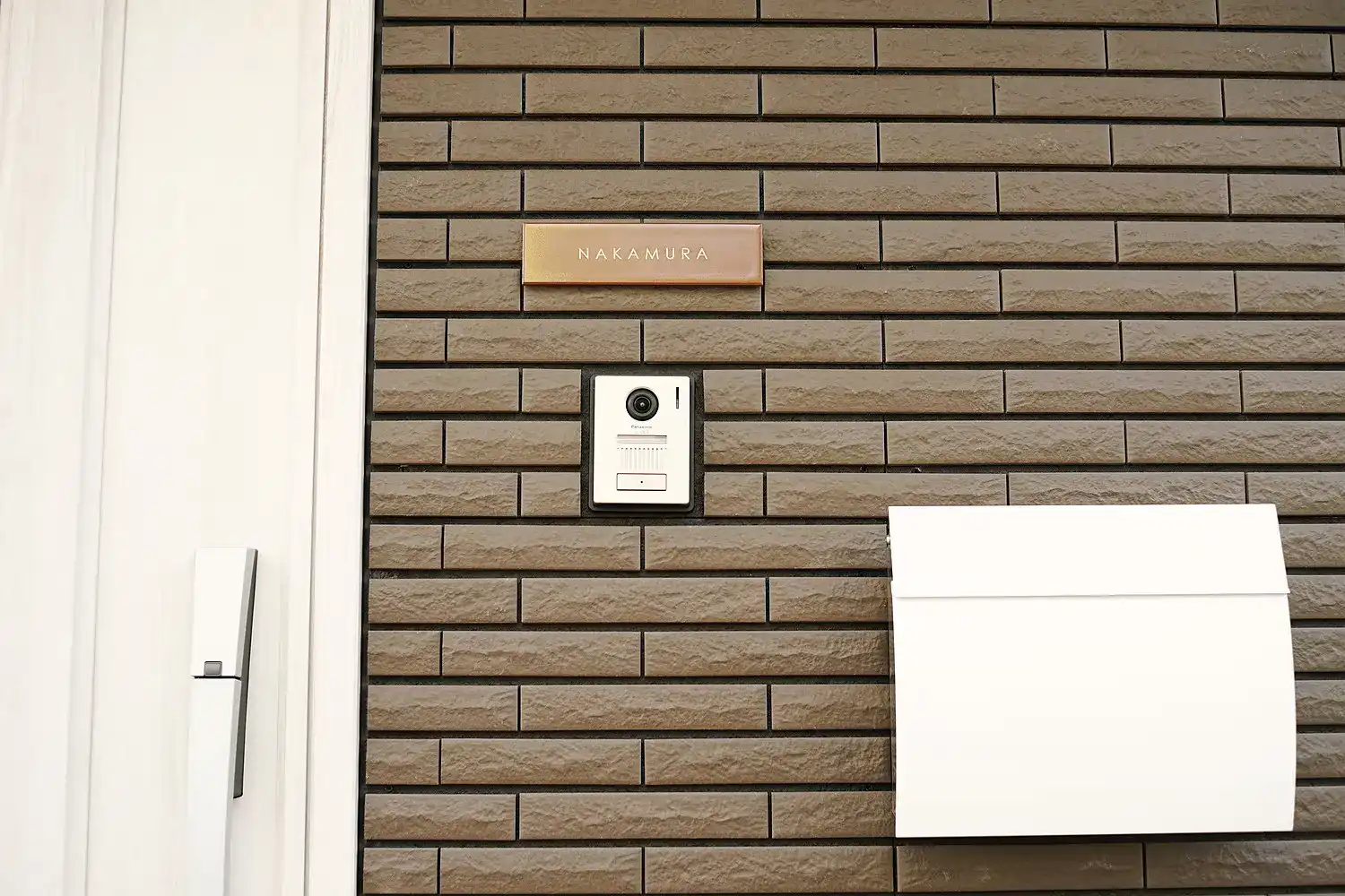 シックなカラーが大人な雰囲気をつくるおしゃれなタイル表札【hsm-12】