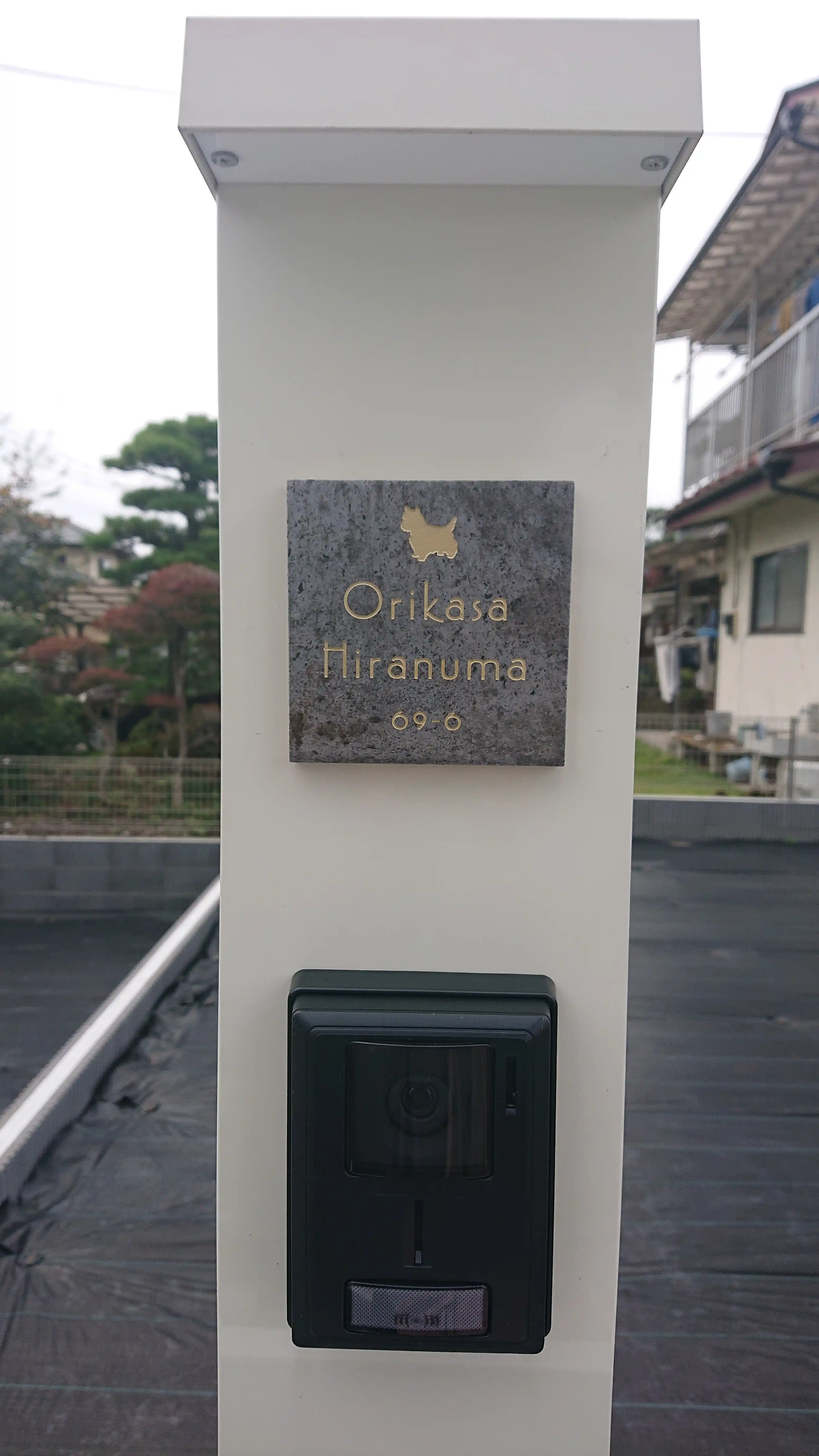 かわいい手のひらサイズで設置スペースの限られた機能門柱などにおすすめタイル表札【HSM-14】