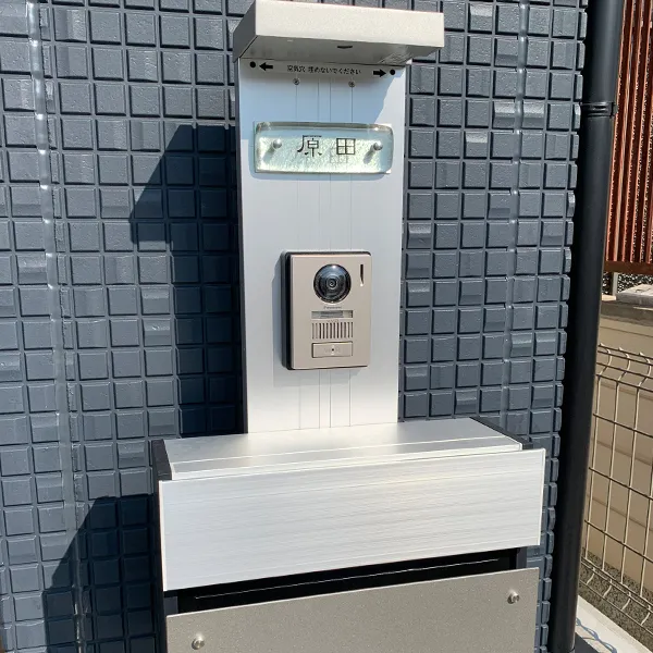 透明ガラスの存在感が十分に味わえる温かみのあるデザインマンション・機能門柱用表札(ステンレス板付)【hm-05】