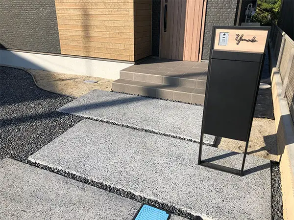 真鍮風のゴールド塗装 華奢でシンプルな手書き風切り文字表札【lcsr-22】