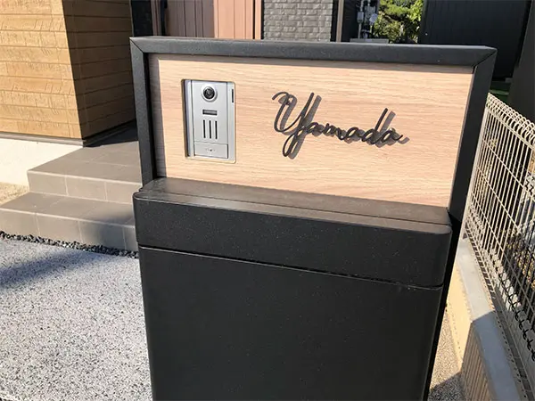 真鍮風のゴールド塗装 華奢でシンプルな手書き風切り文字表札【lcsr-22】