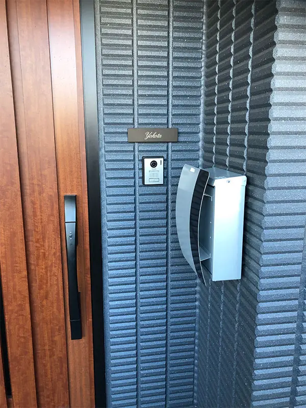 シックなカラーが大人な雰囲気をつくるおしゃれなタイル表札【hsm-12】