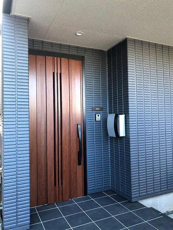 シックなカラーが大人な雰囲気をつくるおしゃれなタイル表札【hsm-12】