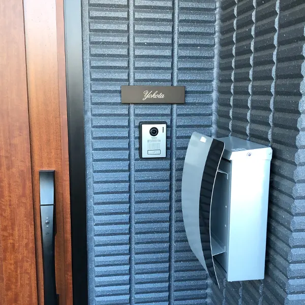 シックなカラーが大人な雰囲気をつくるおしゃれなタイル表札【hsm-12】