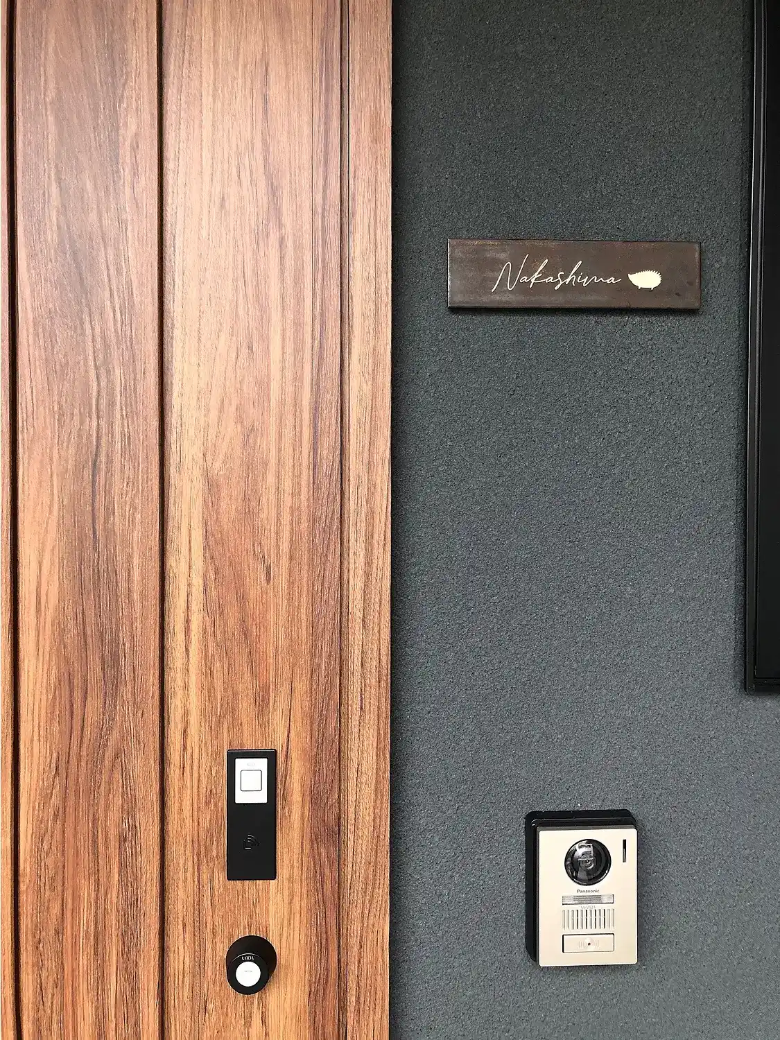 シックなカラーが大人な雰囲気をつくるおしゃれなタイル表札【hsm-12】