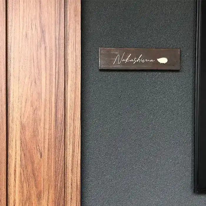 シックなカラーが大人な雰囲気をつくるおしゃれなタイル表札【hsm-12】