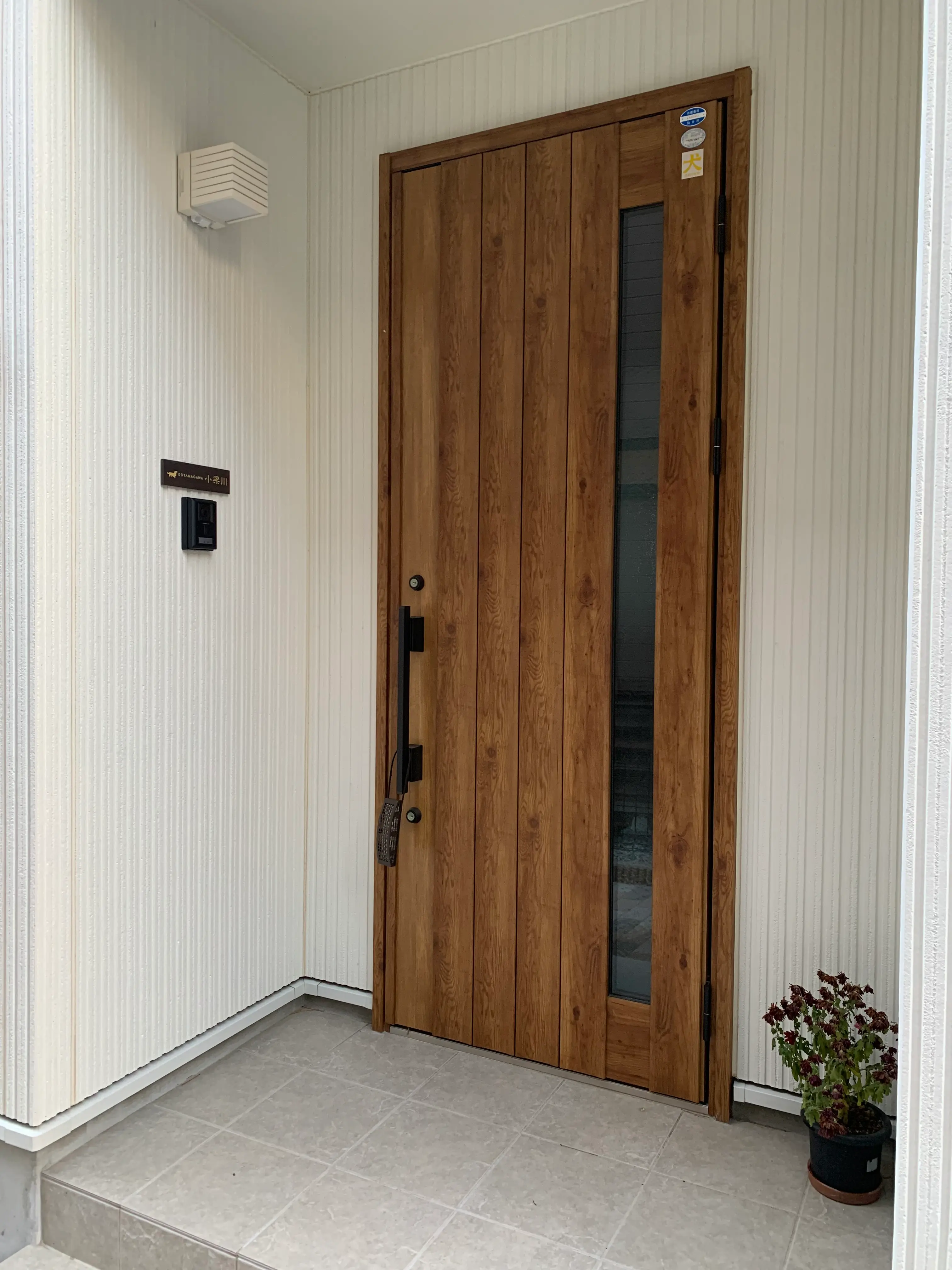 シックなカラーが大人な雰囲気をつくるおしゃれなタイル表札【hsm-12】