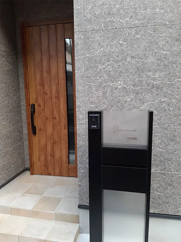 真鍮風のゴールド塗装 華奢でシンプルな手書き風切り文字表札【lcsr-22】