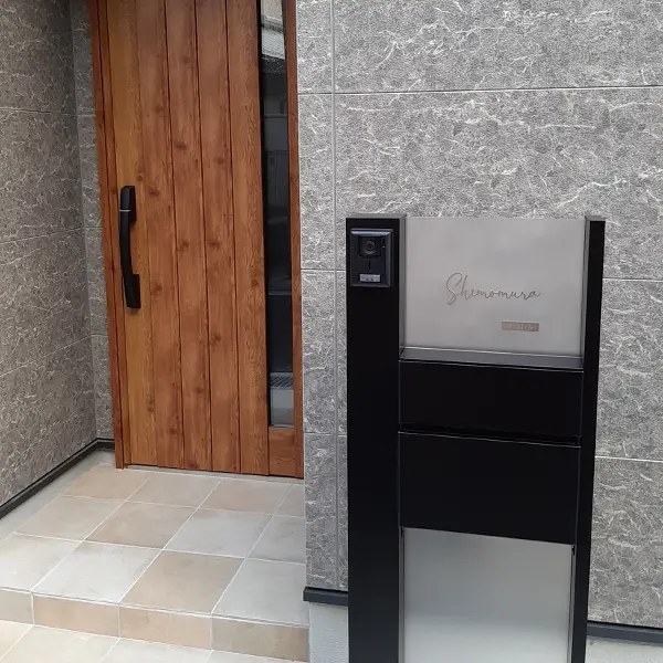 真鍮風のゴールド塗装 華奢でシンプルな手書き風切り文字表札【lcsr-22】