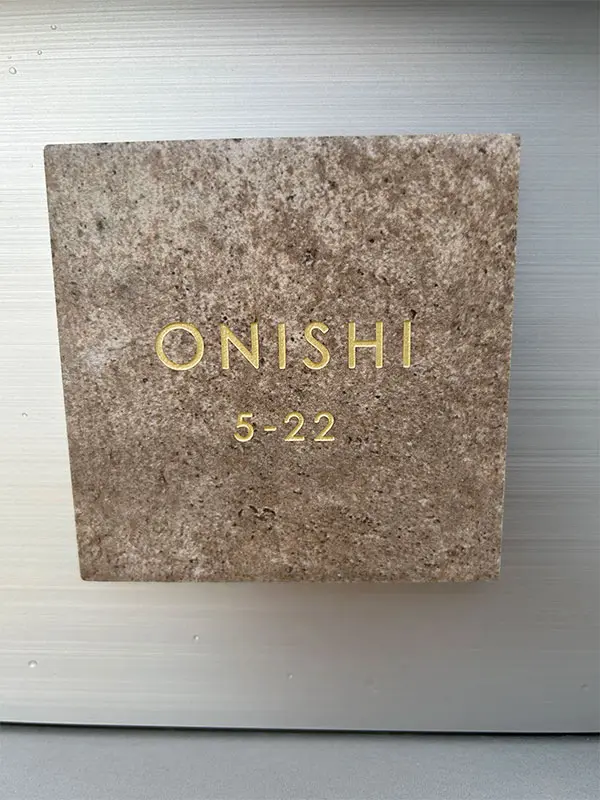 かわいい手のひらサイズで設置スペースの限られた機能門柱などにおすすめタイル表札【HSM-14】