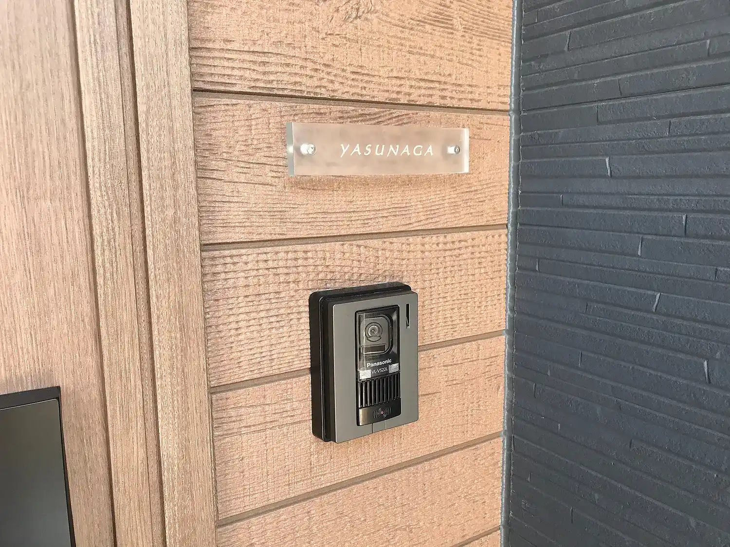 ガラス職人がつくる透明度の高い、まるで氷のようなガラス表札【hf-c01】