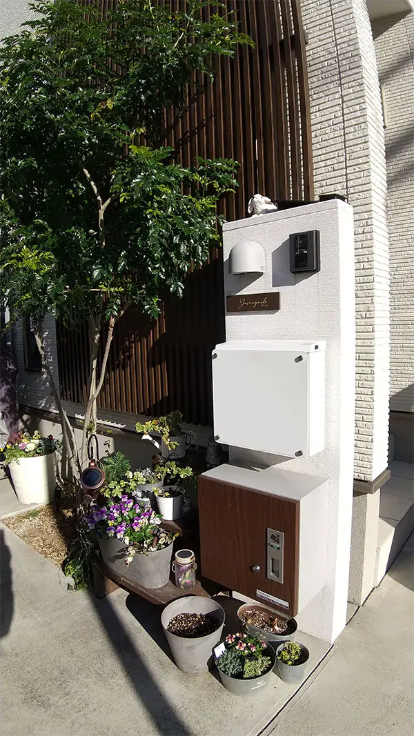 シックなカラーが大人な雰囲気をつくるおしゃれなタイル表札【hsm-12】