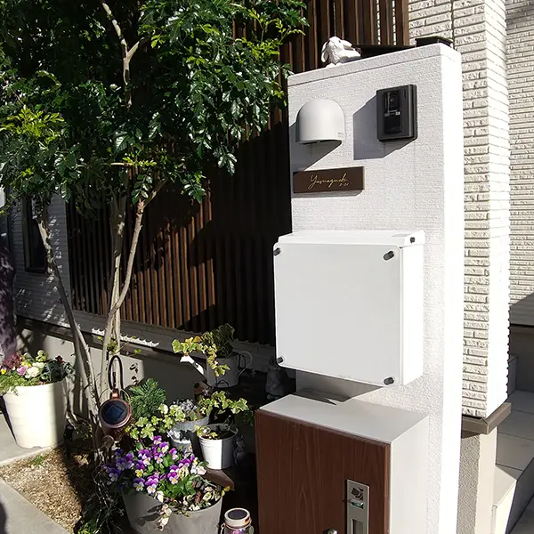 シックなカラーが大人な雰囲気をつくるおしゃれなタイル表札【hsm-12】