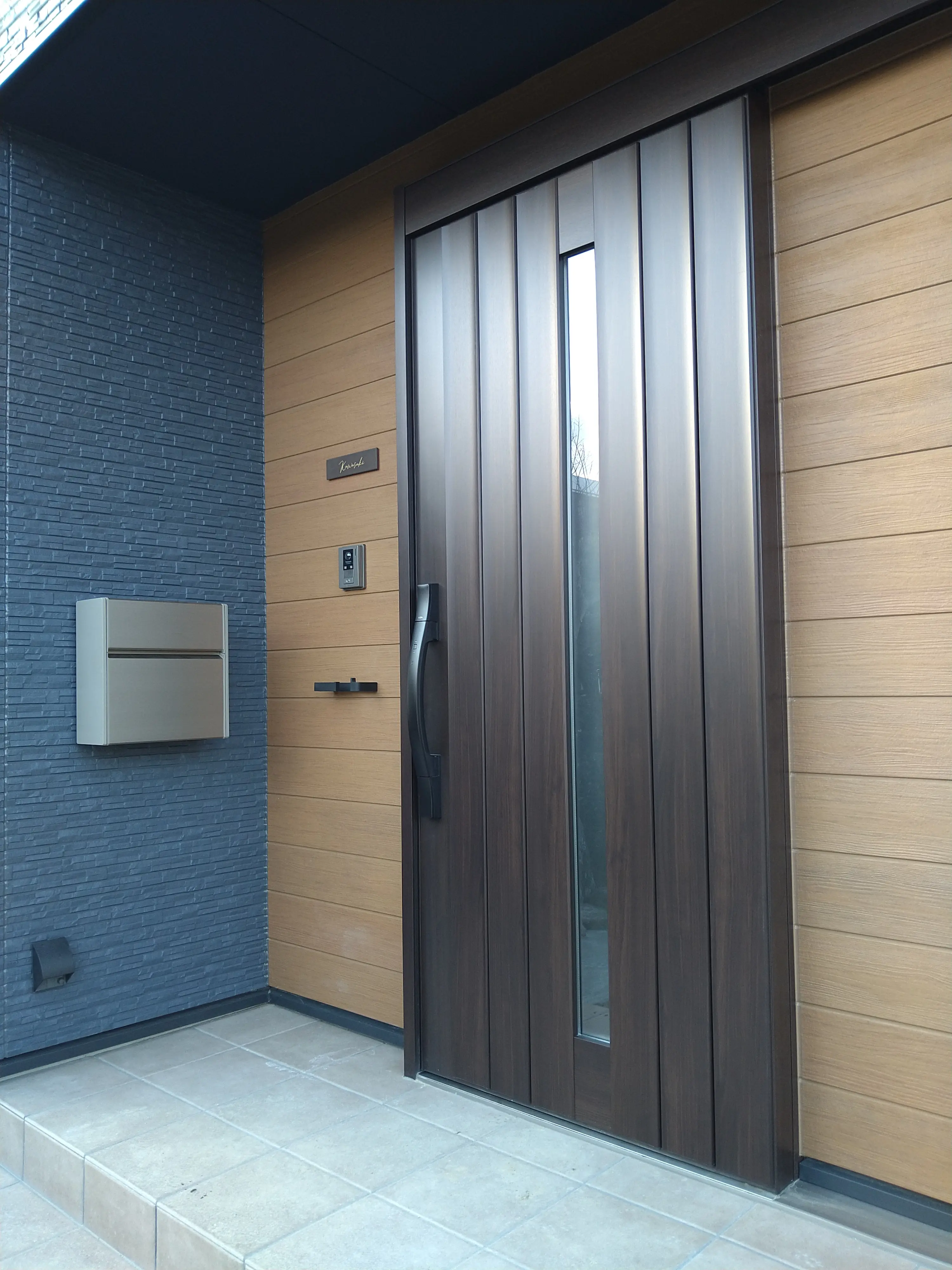 シックなカラーが大人な雰囲気をつくるおしゃれなタイル表札【hsm-12】