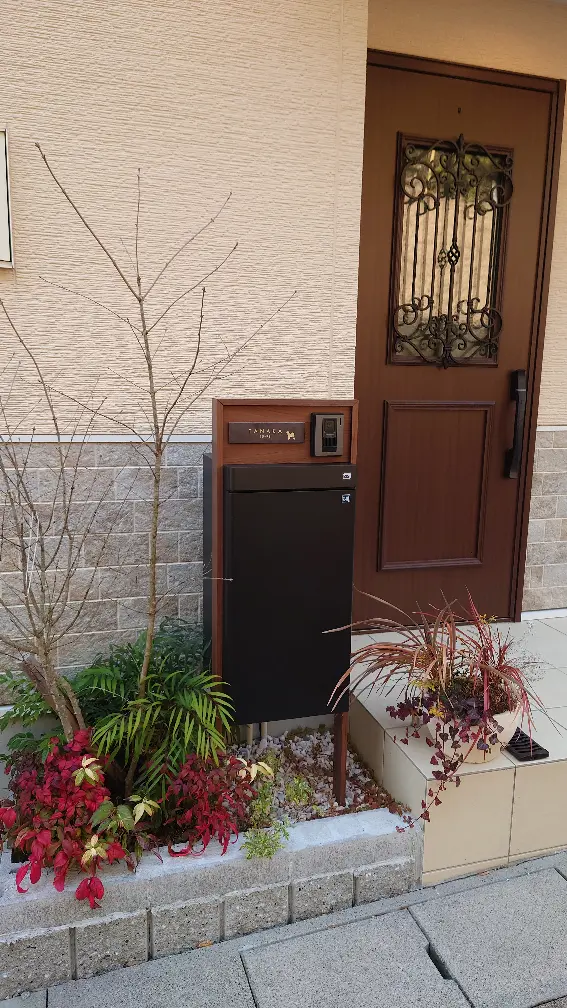 シックなカラーが大人な雰囲気をつくるおしゃれなタイル表札【hsm-12】