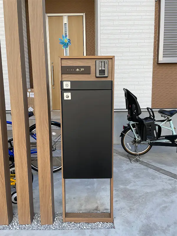 シックなカラーが大人な雰囲気をつくるおしゃれなタイル表札【hsm-12】