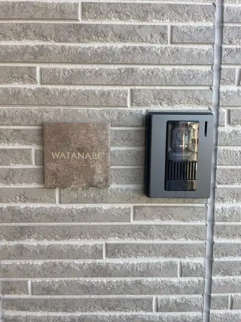 かわいい手のひらサイズで設置スペースの限られた機能門柱などにおすすめタイル表札【HSM-14】