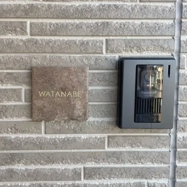 かわいい手のひらサイズで設置スペースの限られた機能門柱などにおすすめタイル表札【HSM-14】