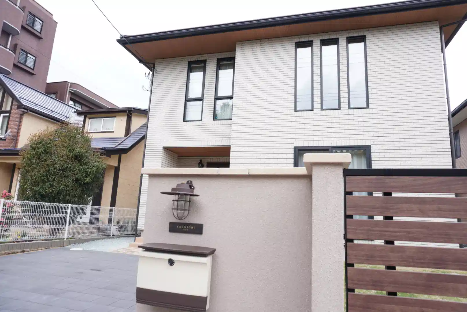 シックなカラーが大人な雰囲気をつくるおしゃれなタイル表札【hsm-12】