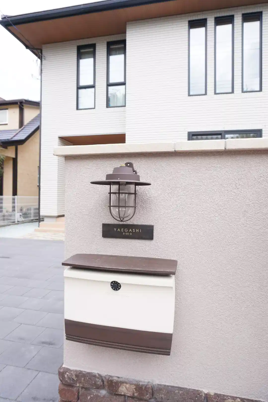 シックなカラーが大人な雰囲気をつくるおしゃれなタイル表札【hsm-12】