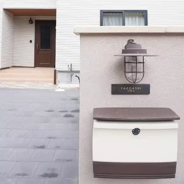 シックなカラーが大人な雰囲気をつくるおしゃれなタイル表札【hsm-12】