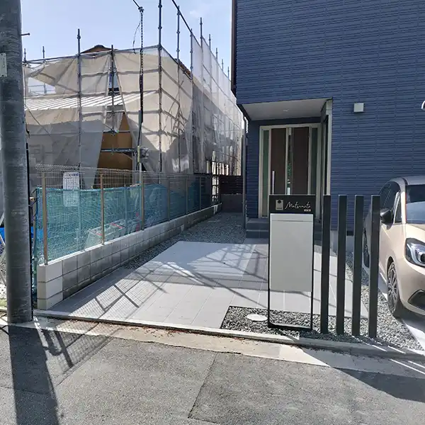 真鍮風のゴールド塗装 華奢でシンプルな手書き風切り文字表札【lcsr-22】