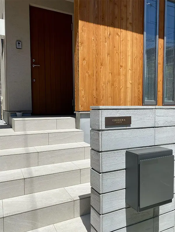 シックなカラーが大人な雰囲気をつくるおしゃれなタイル表札【hsm-12】