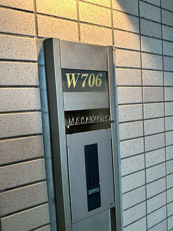 エントランスにひとつ上のクオリティを レーザーカット ステンレス マンション表札【LCSM-01】