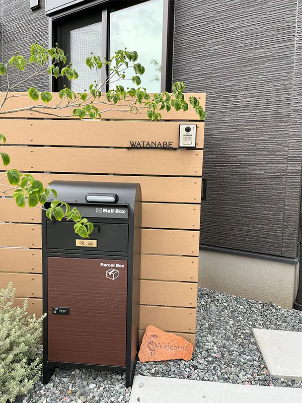 家族を迎えるエントランスに自由の風を レーザーカットステンレス表札【LCS-02】