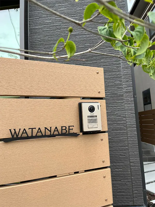 家族を迎えるエントランスに自由の風を レーザーカットステンレス表札【LCS-02】