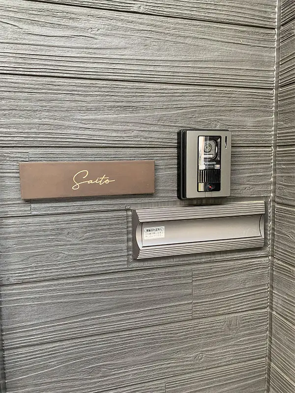 シックなカラーが大人な雰囲気をつくるおしゃれなタイル表札【hsm-12】