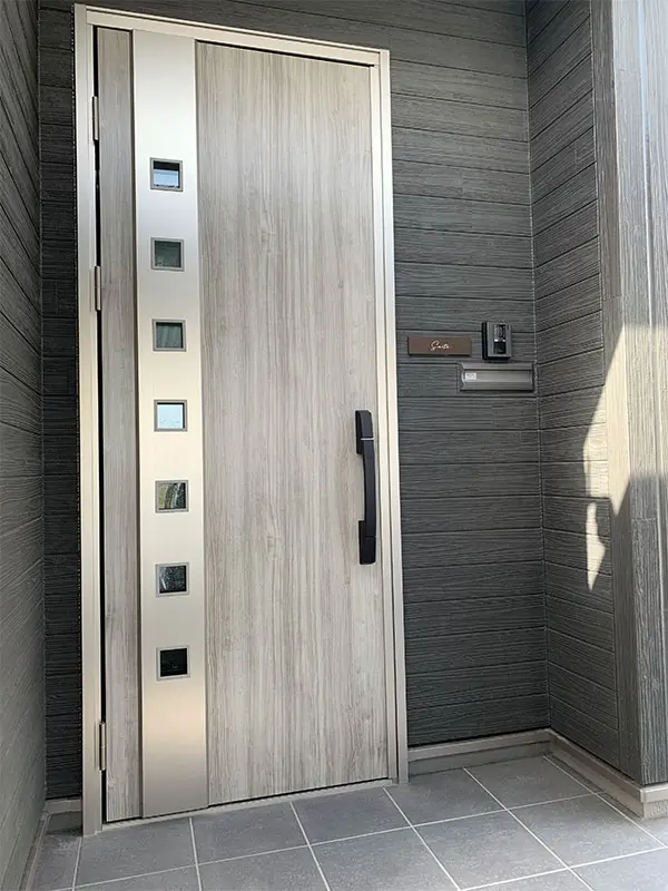 シックなカラーが大人な雰囲気をつくるおしゃれなタイル表札【hsm-12】