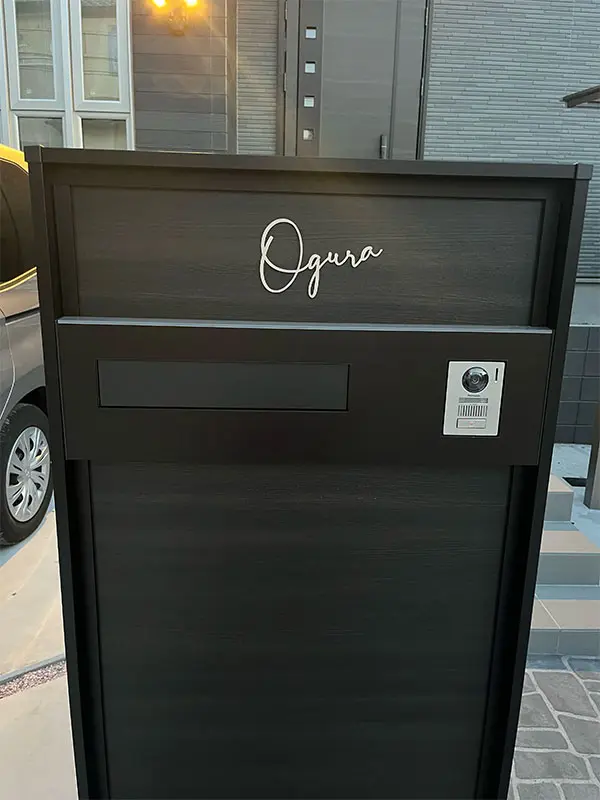 真鍮風のゴールド塗装 華奢でシンプルな手書き風切り文字表札【lcsr-22】