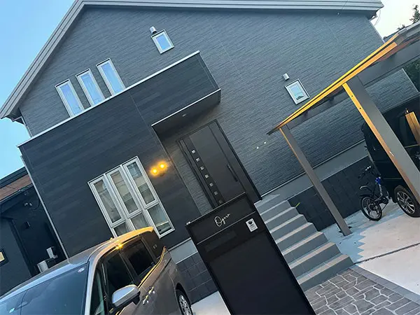 真鍮風のゴールド塗装 華奢でシンプルな手書き風切り文字表札【lcsr-22】