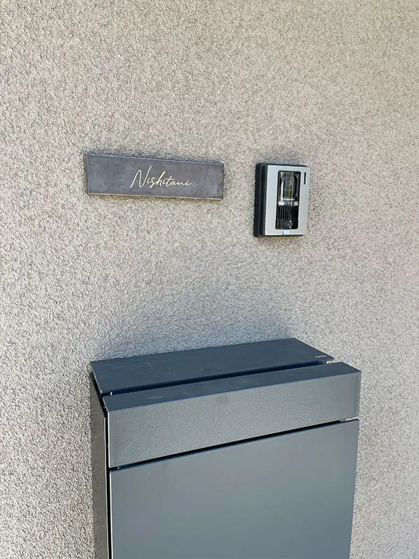 シックなカラーが大人な雰囲気をつくるおしゃれなタイル表札【hsm-12】