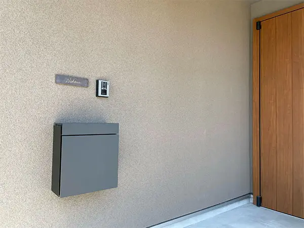 シックなカラーが大人な雰囲気をつくるおしゃれなタイル表札【hsm-12】