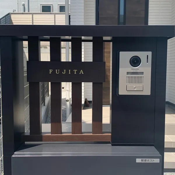 シックなカラーが大人な雰囲気をつくるおしゃれなタイル表札【hsm-12】