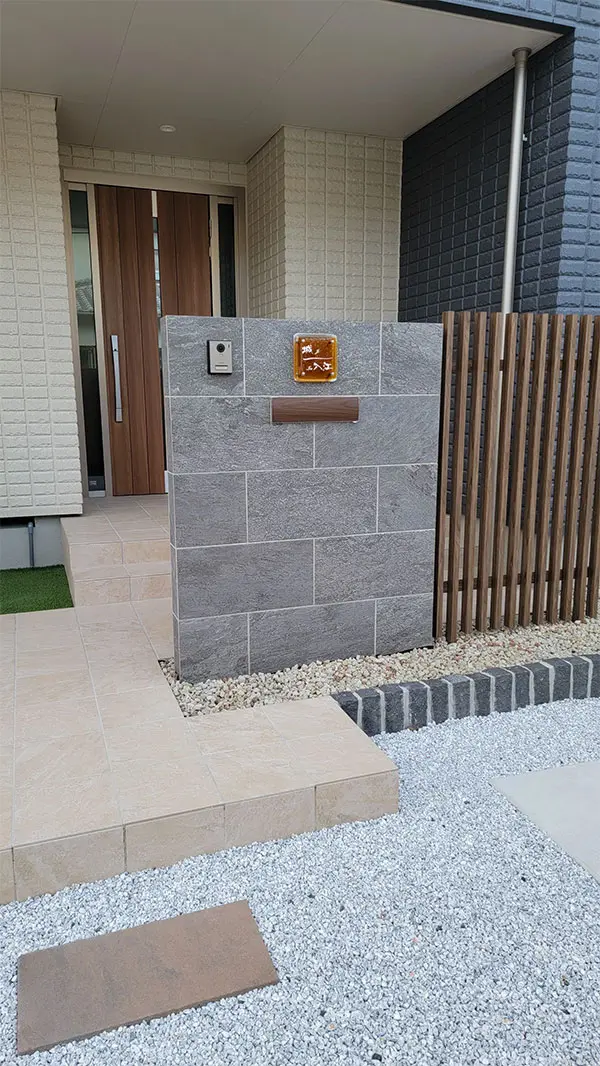 二世帯用 琥珀色のこだわりガラスが戸建ての玄関を華やかに演出【hf-62-2】