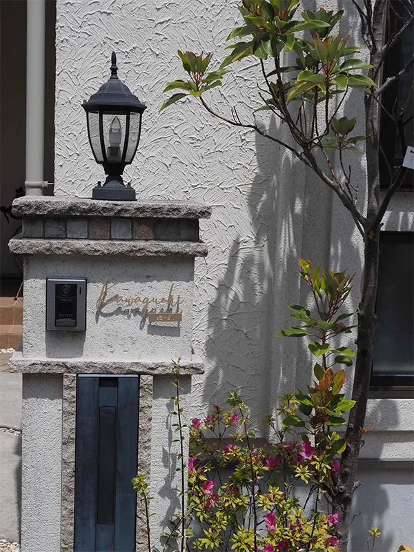 真鍮風のゴールド塗装 華奢でシンプルな手書き風切り文字表札【lcsr-22】