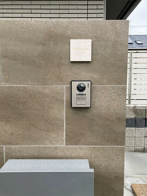 かわいい手のひらサイズで設置スペースの限られた機能門柱などにおすすめタイル表札【HSM-14】