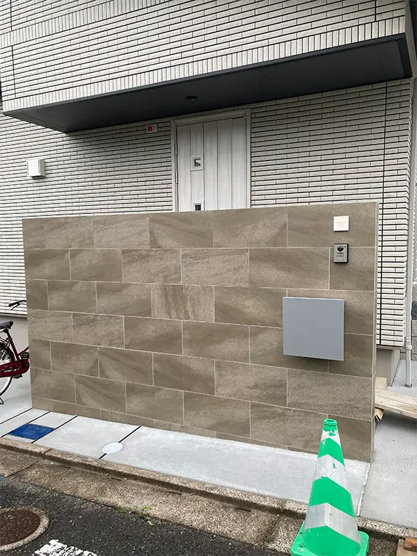 かわいい手のひらサイズで設置スペースの限られた機能門柱などにおすすめタイル表札【HSM-14】