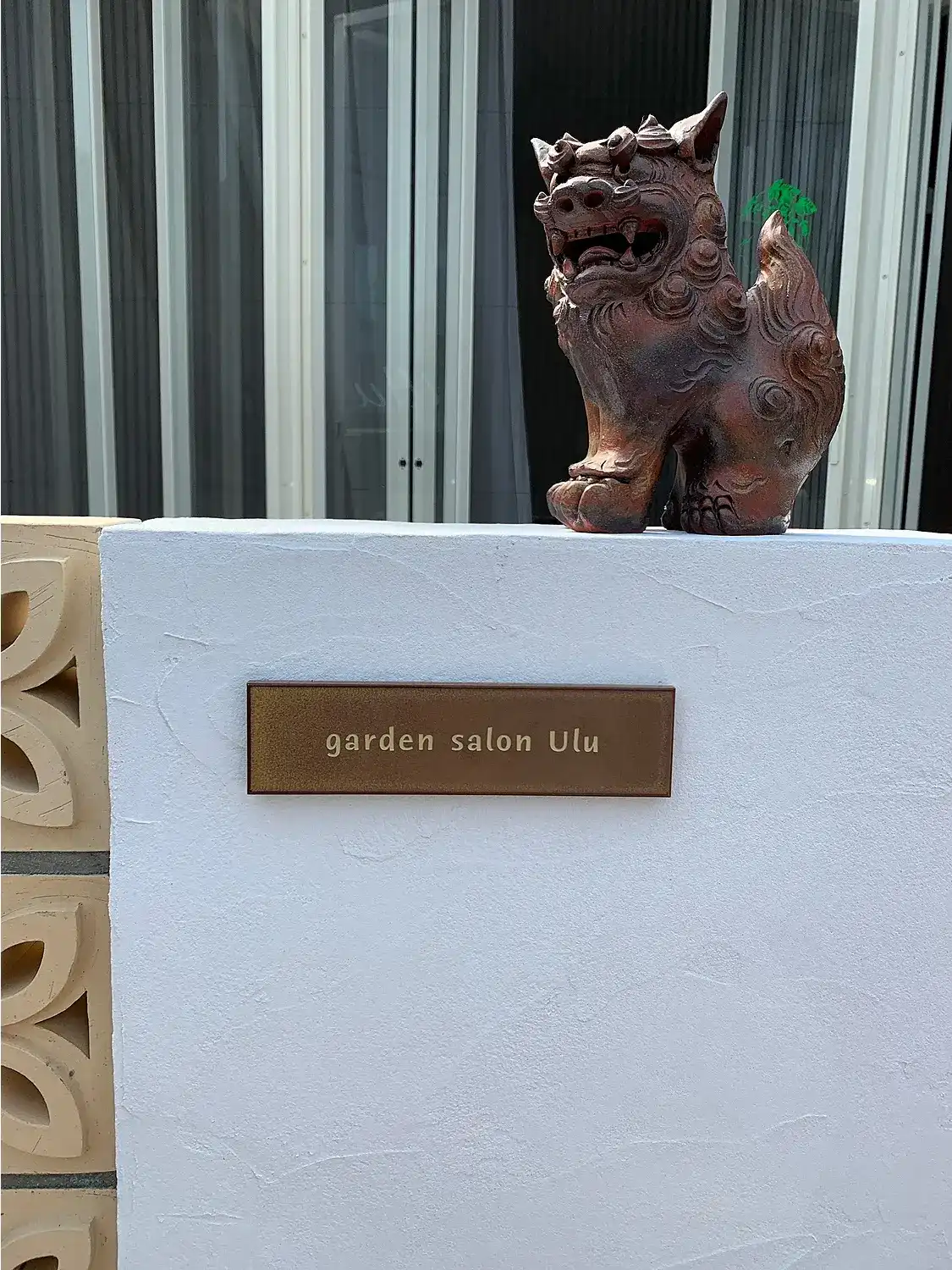 シックなカラーが大人な雰囲気をつくるおしゃれなタイル表札【hsm-12】