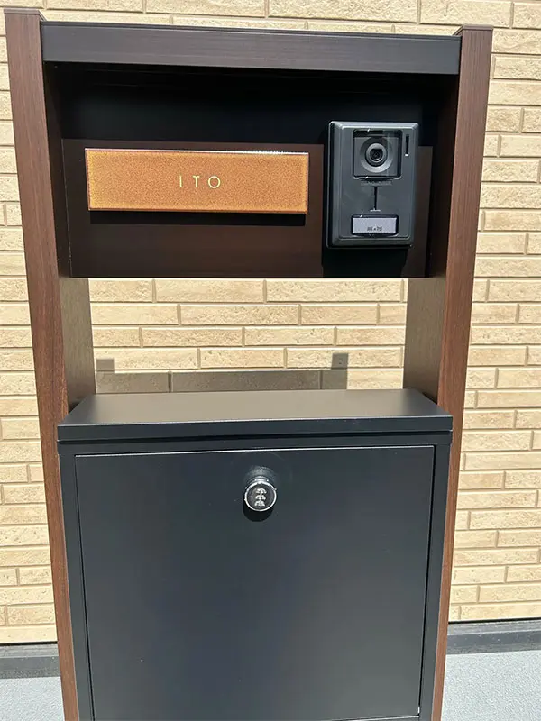 シックなカラーが大人な雰囲気をつくるおしゃれなタイル表札【hsm-12】