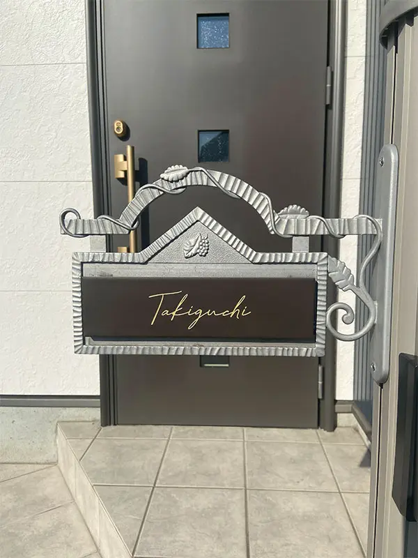 シックなカラーが大人な雰囲気をつくるおしゃれなタイル表札【hsm-12】